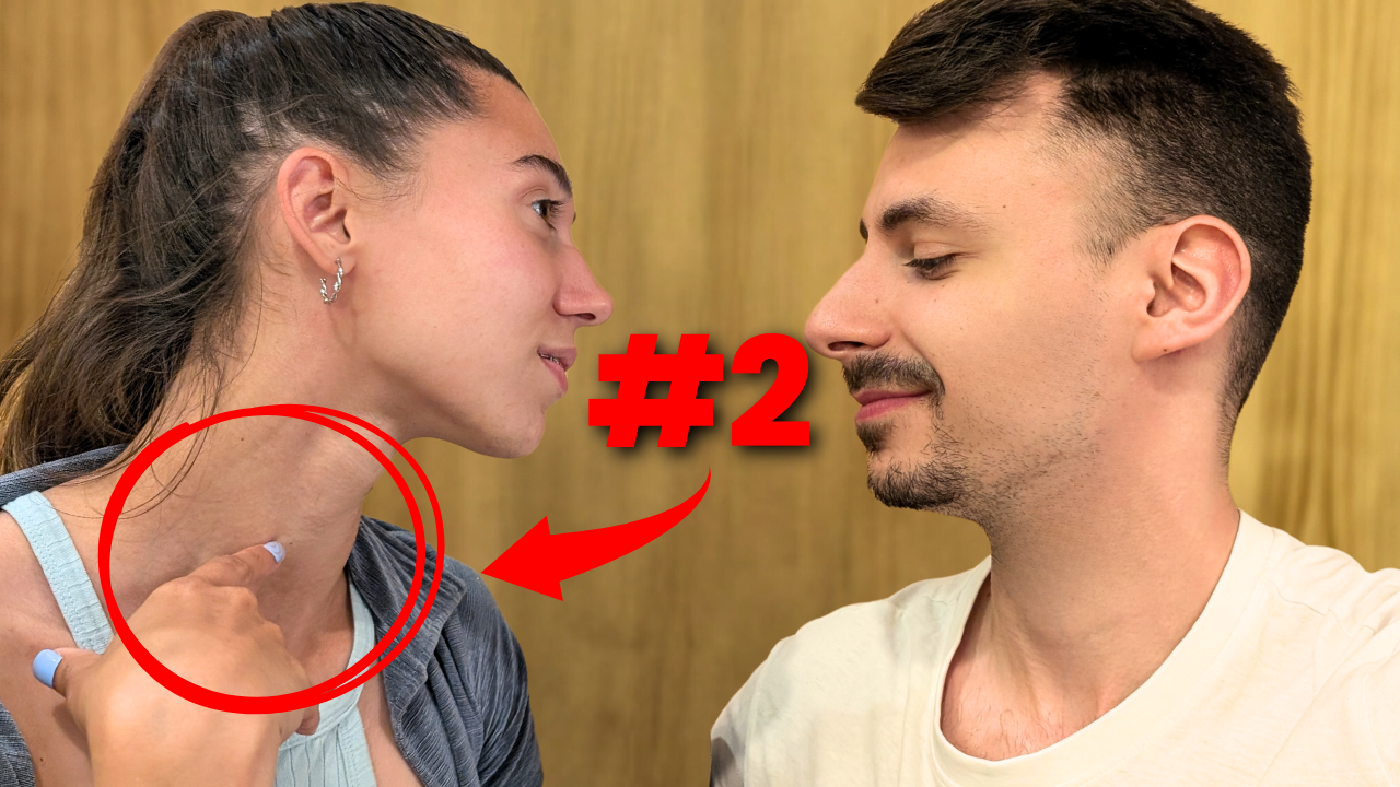 Hombre observando a su pareja que se toca el cuello mostrando interés, señales de atracción femenina