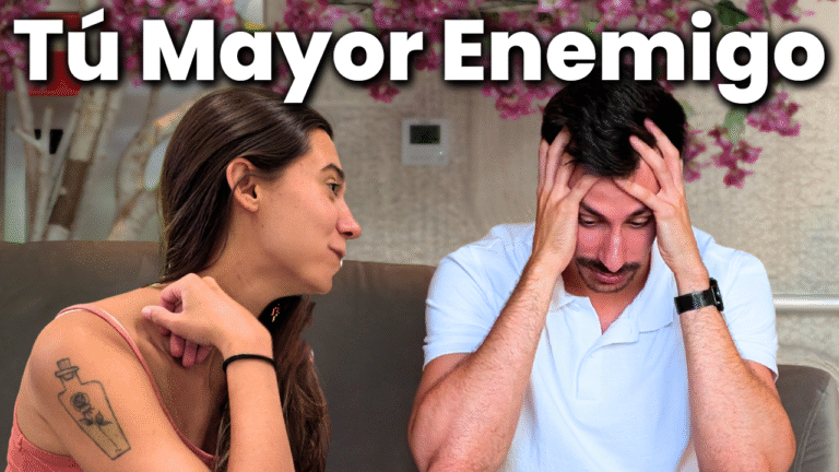 Hombre tímido escuchando consejos para superar la inseguridad y mejorar con mujeres.