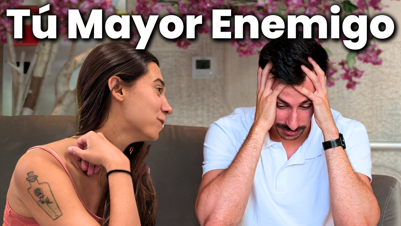 Hombre tímido escuchando consejos para superar la inseguridad y mejorar con mujeres.