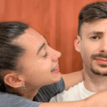 Mujer enamorada de un hombre confiado