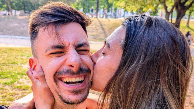 Hombre y mujer conversando en una cita con conexión genuina y natural.