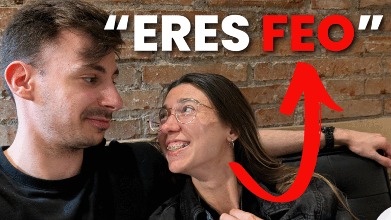 Mujer mirando con interés a un hombre mientras sonríe, simbolizando atracción mutua.