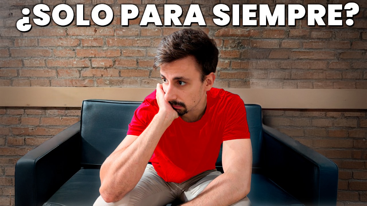 Hombre reflexionando solo al atardecer, simbolizando la búsqueda del amor real.