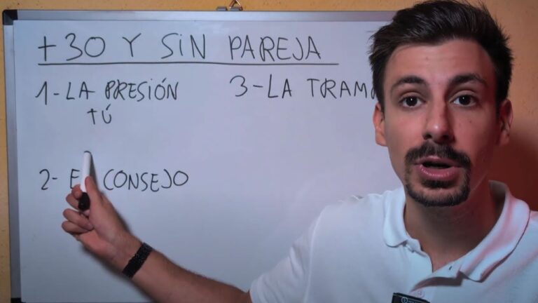 Hombre de 30 años mirando al horizonte reflexionando sobre su vida amorosa.