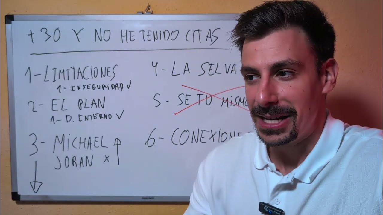 Hombre de más de 30 años mirando su móvil mientras reflexiona sobre su vida amorosa.